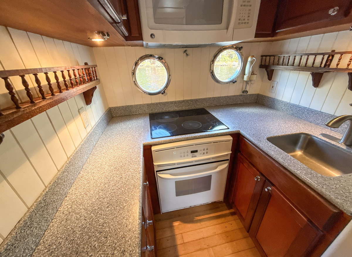24 LITTLE LADY Galley.jpg
