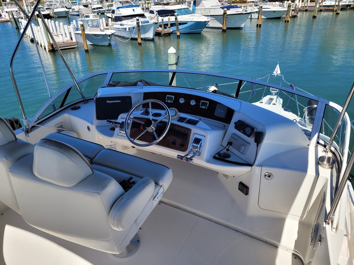 Midnight-Blue-2008-35_-Silverton-bridgedeck-helm-F41AF.jpg