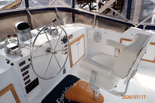 48_-Hatteras-Flybridge-helm-1-0FAE4.jpg
