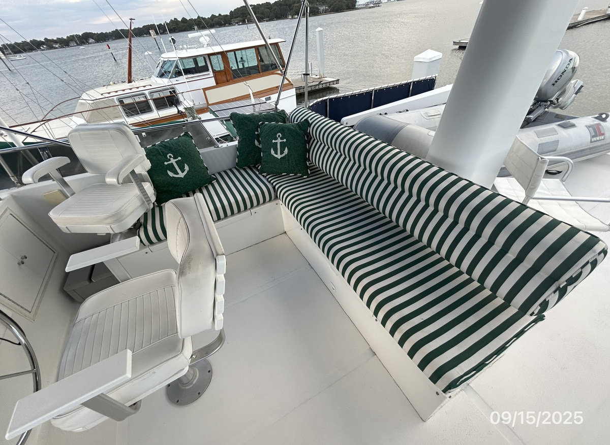 Its-About-Time-flybridge-stbd-seating-hr1-9-15-25-16EF9.jpg