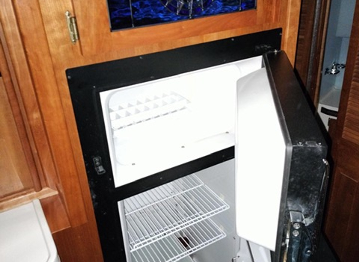 Galley refrigerator 12_120 volt.JPG