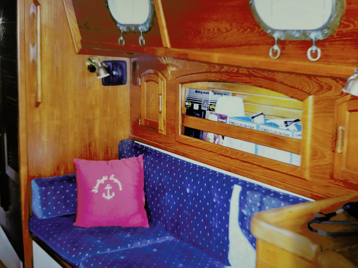 starboard-side-galley-seating-sunlight-is-reflecting-on-cushion--17E67.jpg