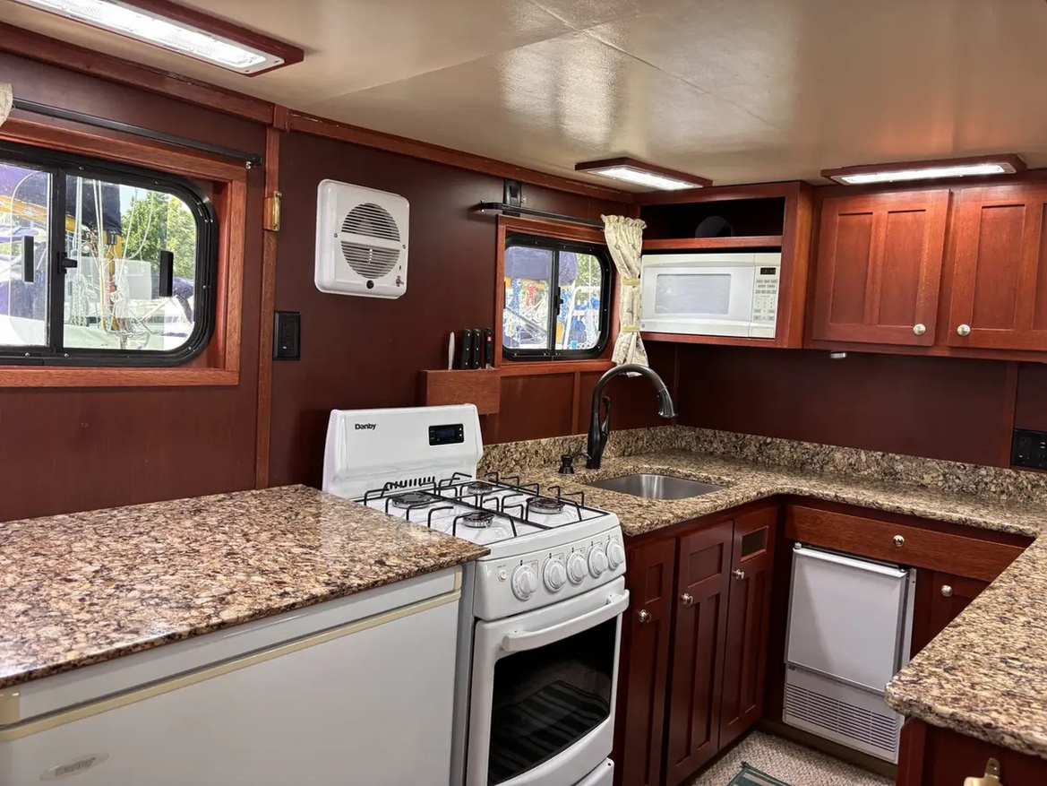 04-galley-D9C02.jpg