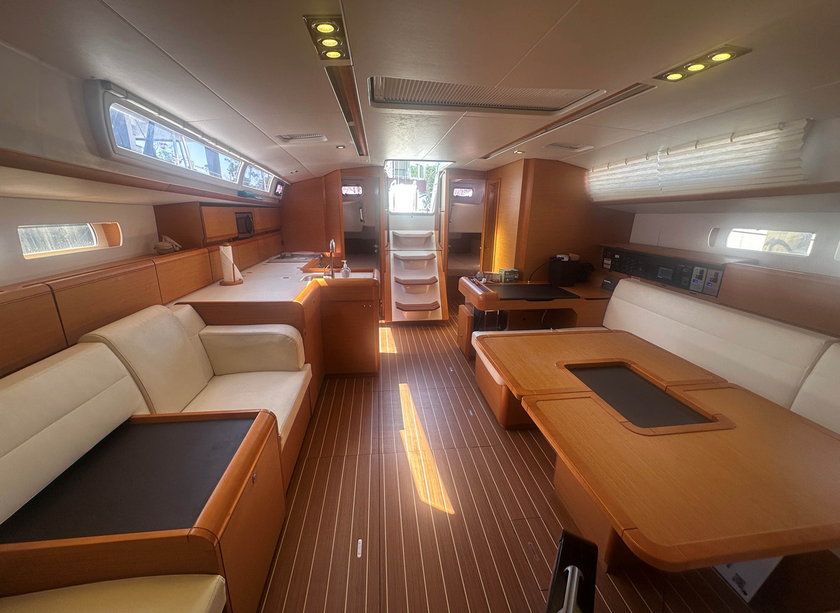 1021-SO509-Main-Cabin-948EA.JPG