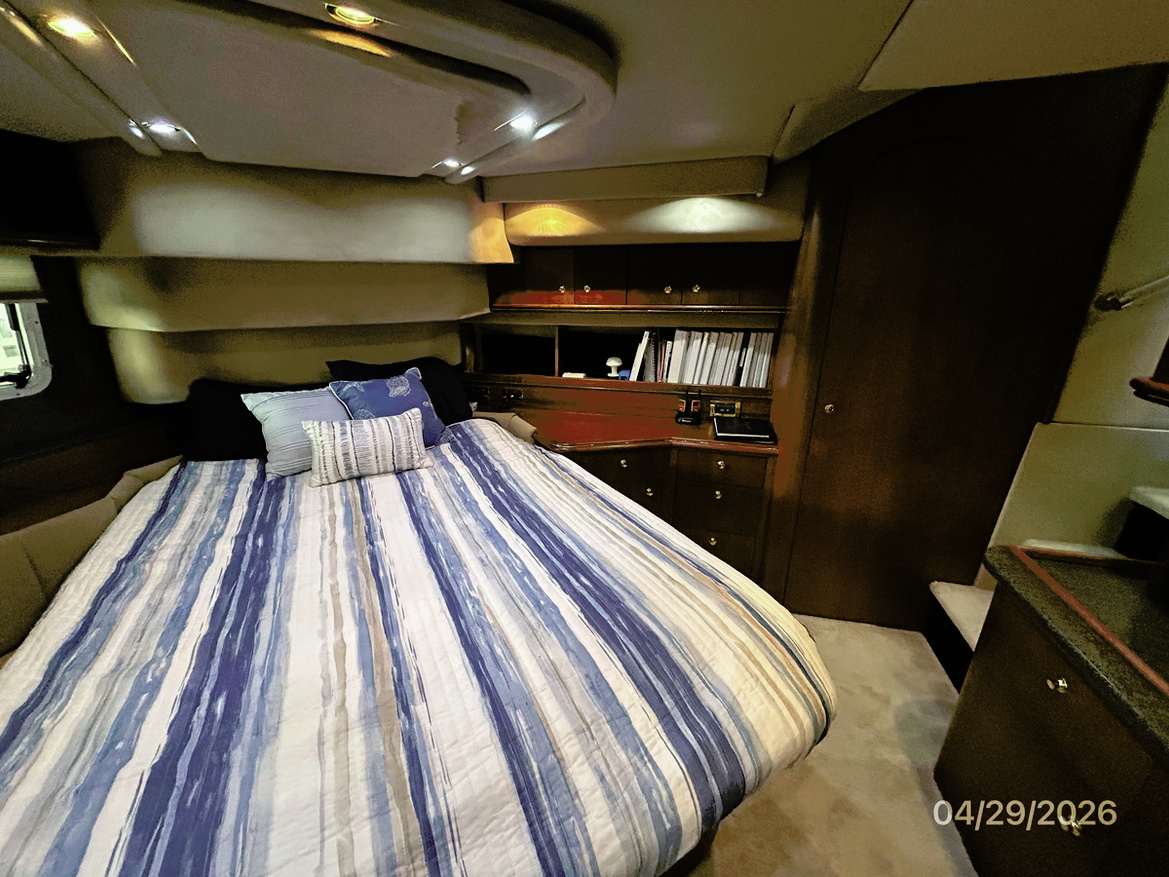 Bay-DReamer-master-stateroom-port-hr1-4-29-26-1491B.jpg