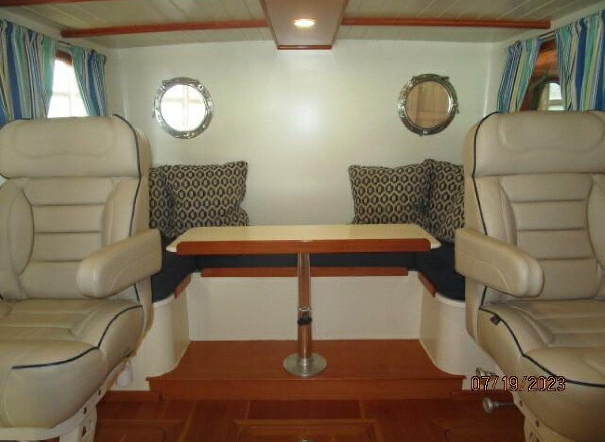 15_2801517_43_flowers_pilothouse_aft.jpg