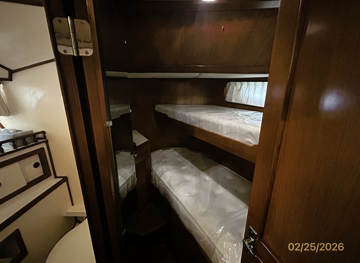 Odyssey-guest-stateroom-hr1-2-25-26-4E06B.jpg