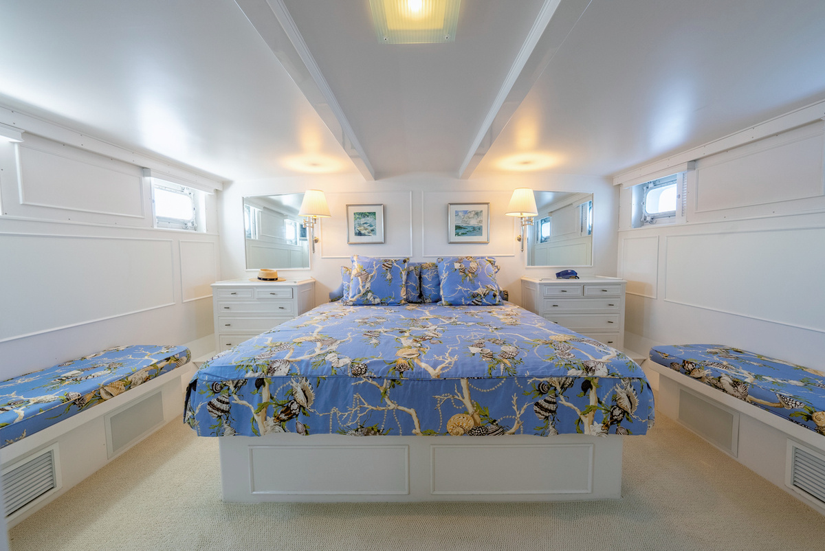 8-Owner_s-Stateroom-B124E.jpg