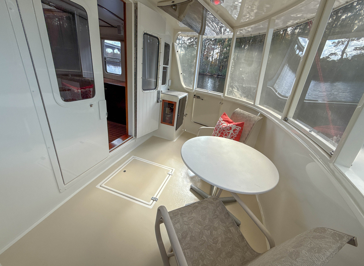 71 LITTLE LADY enclosed aftdeck.jpg