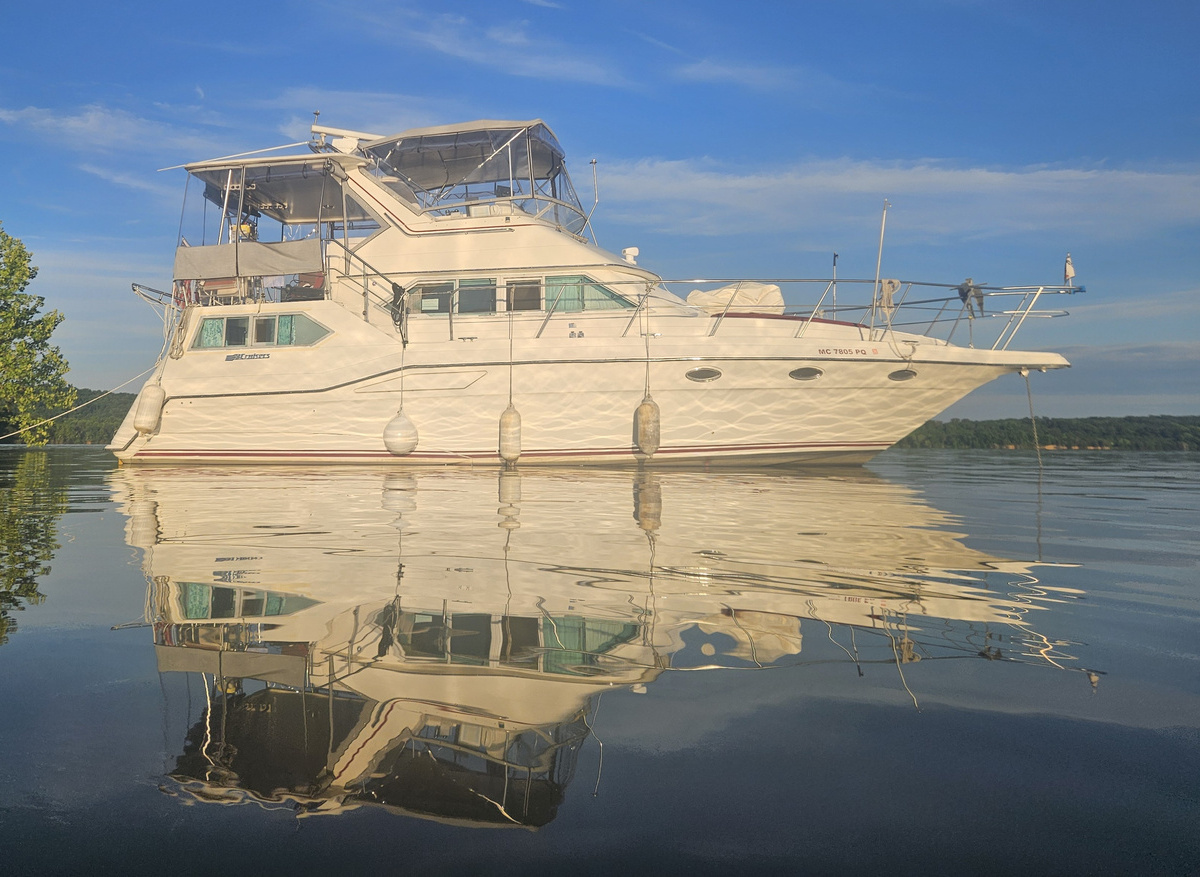 Image of 1994 Cruisers 3850 Motor Yacht  READY FOR LOOPING
