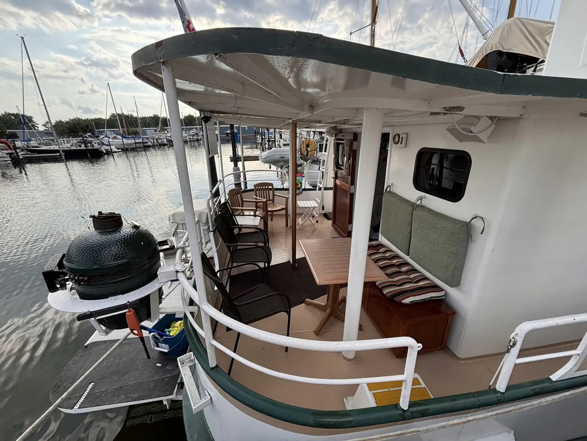 03-covered-aft-deck-3C50C.jpg