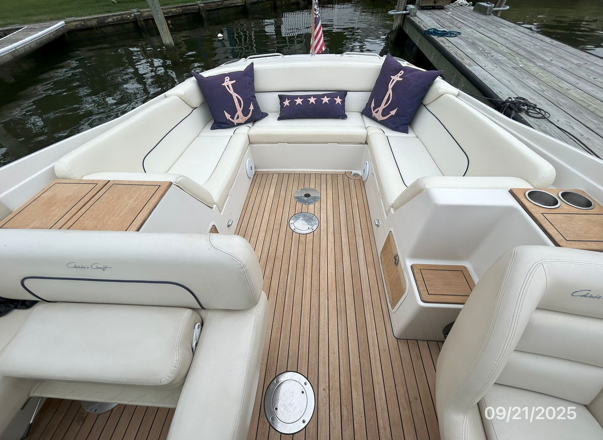 Sassy-Girl-cockpit-aft-hr1-9-21-25-9E58F.jpg