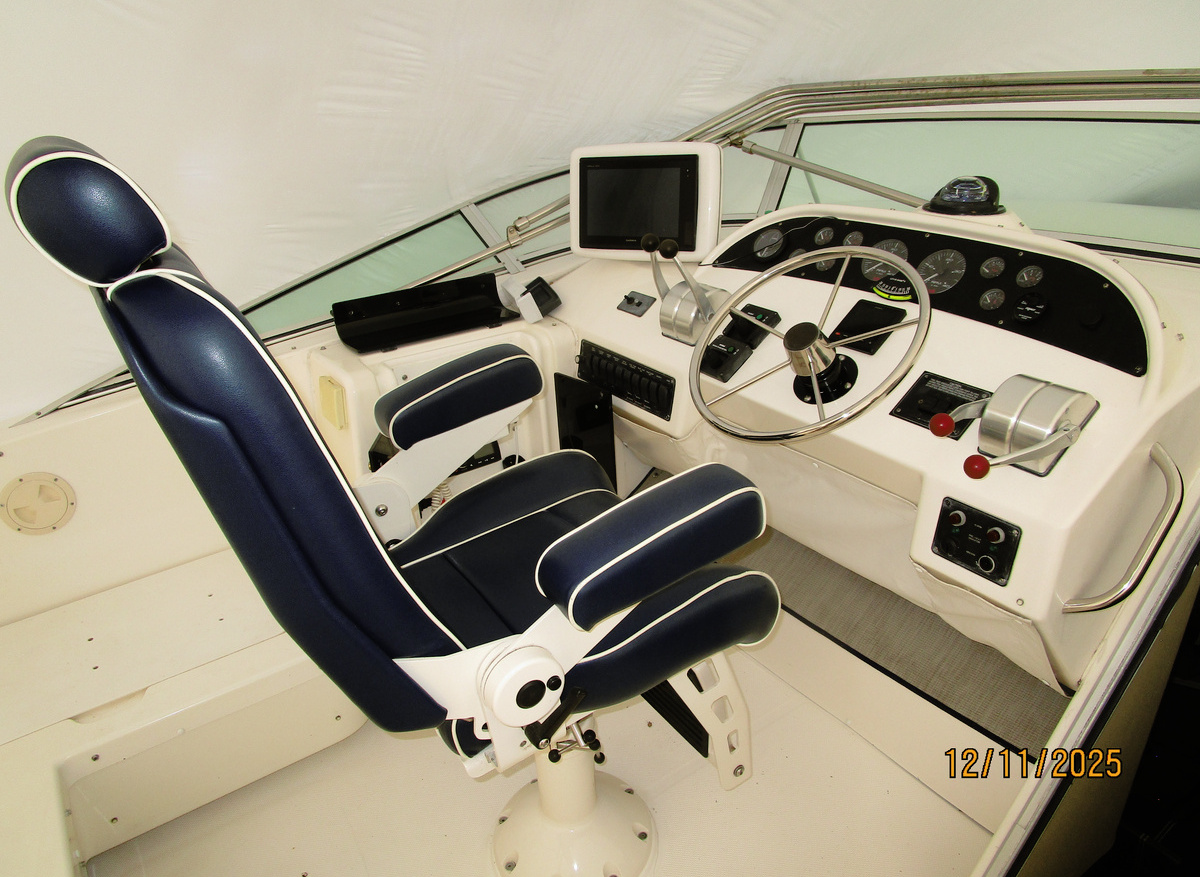Camelot-flybridge-helm2-12-11-25-00D6E.JPG