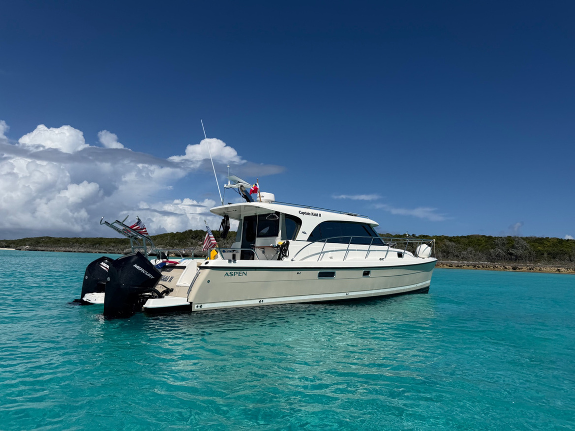 03-Lifestyle-Turquoise-Water-Stern-Quarter-84409.jpeg