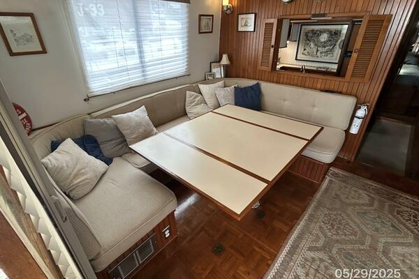 36_-Kadey-Krogen-salon-table-expanded-06D04.jpg