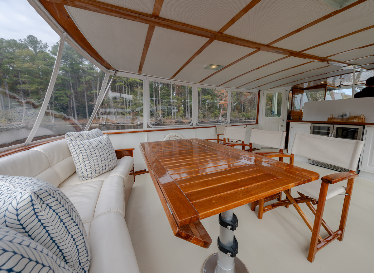 28-aft-deck-dining-843C6.jpg