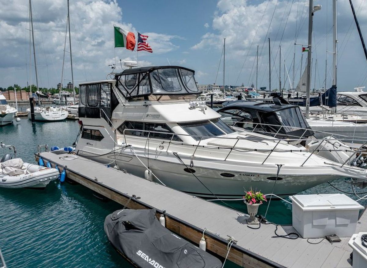 Image of 1991 Cruisers Yachts 3850 Aft Cabin 
