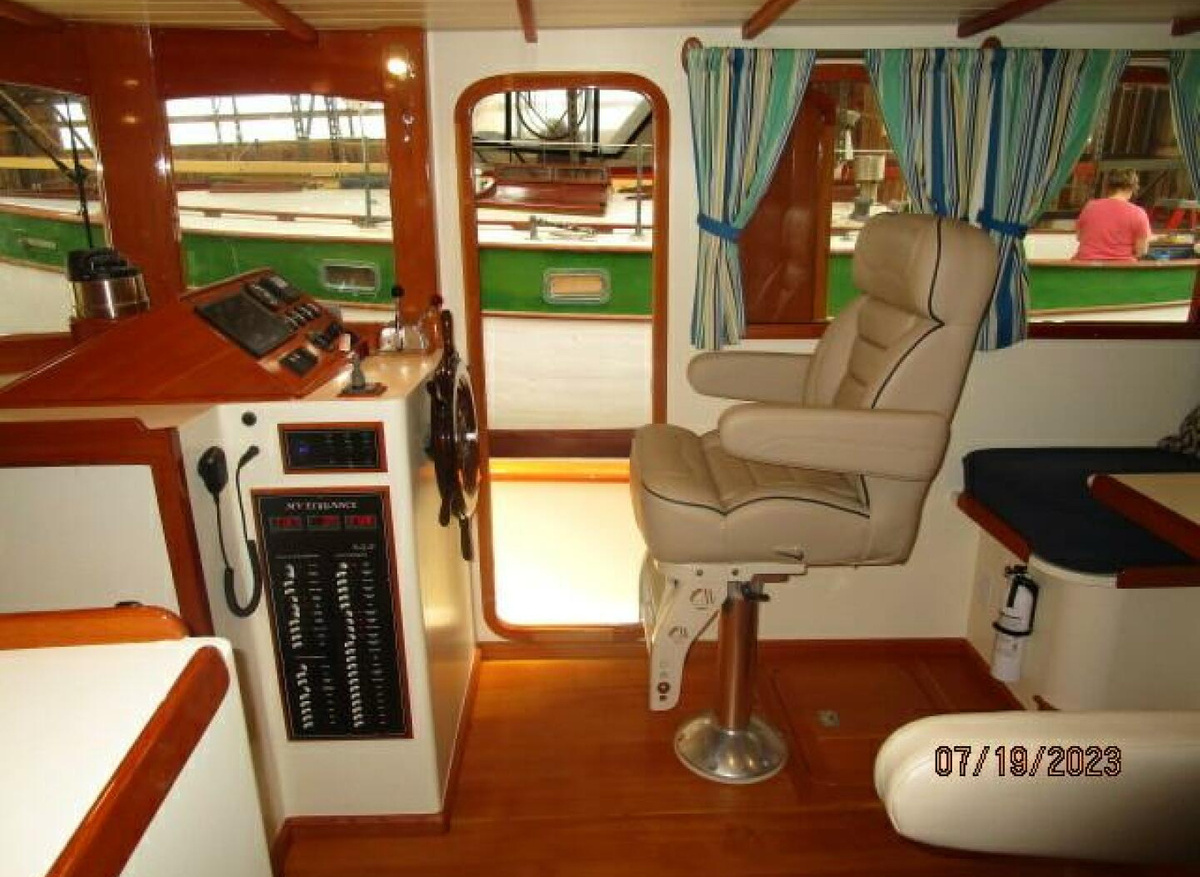 17_2801517_43_flowers_pilothouse_starboard.jpg