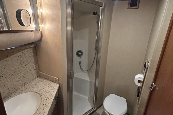 42_-Cruisers-Head-Shower-22602.jpg
