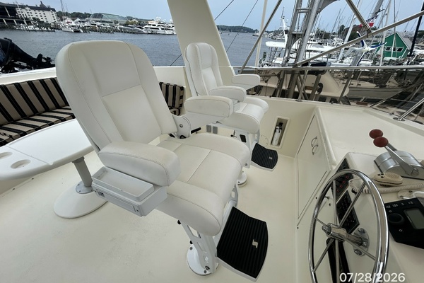 Material-Girl-45_-Hatteras-flybridge-helm-seats-19628.jpg