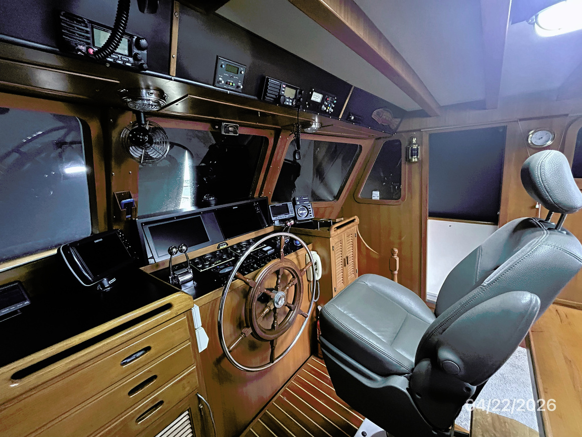 Traveller-pilothouse-helm-hr3-4-22-26-F1E61.jpg