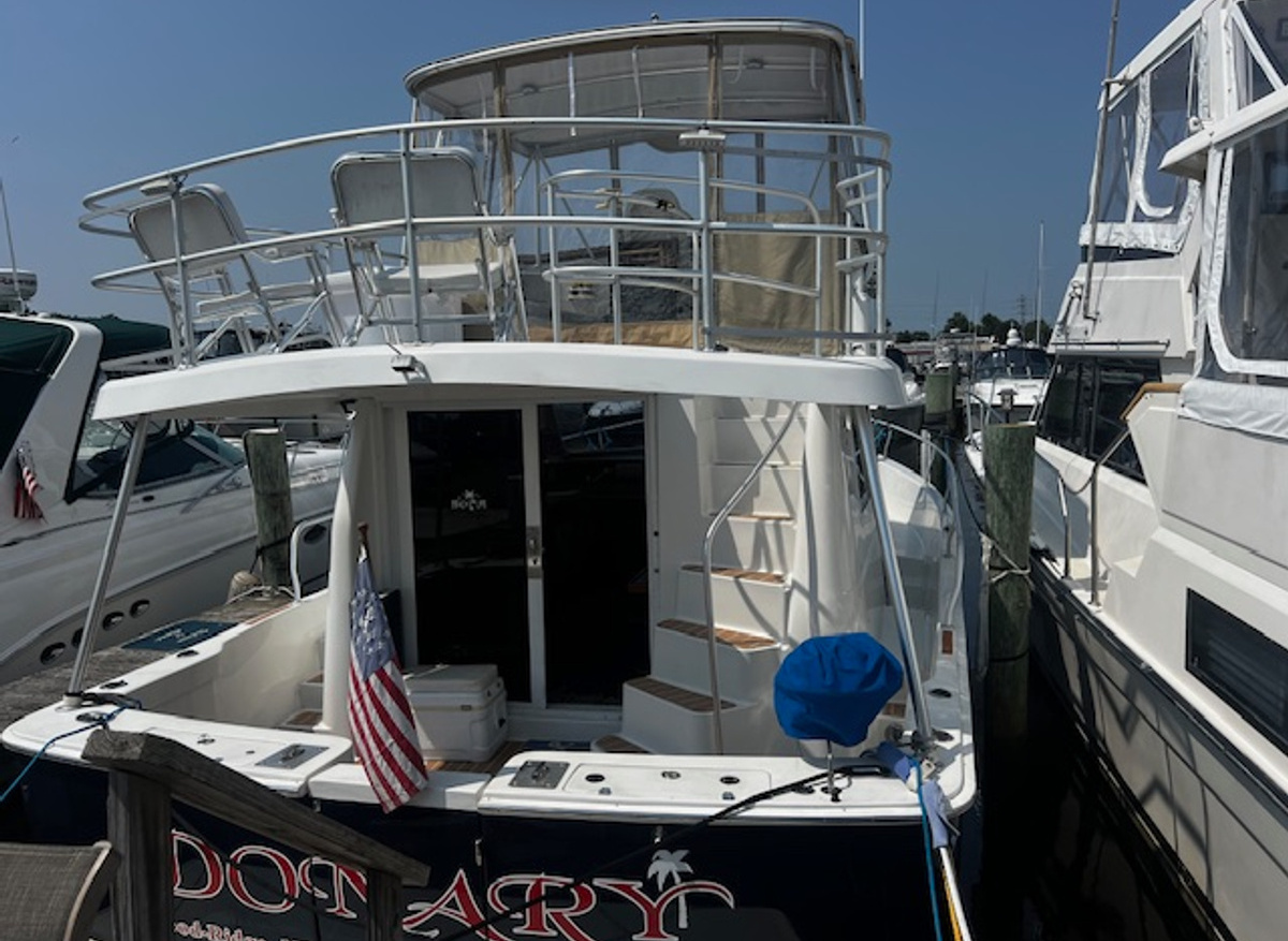 Mainship 390 stern.jpg