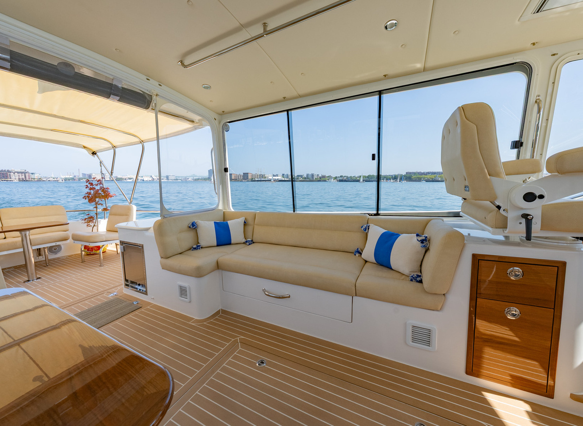 28-Port-upper-salon-with-port-helm-seat-and-drawers-6EE8E.jpg