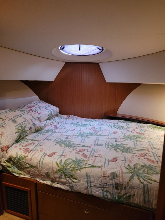 Midnight-Blue-2008-35_-Silverton-Guest-V-berth-BB7AC.jpg