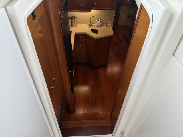 Cruiser-370-salon-access-3F4F9.jpeg