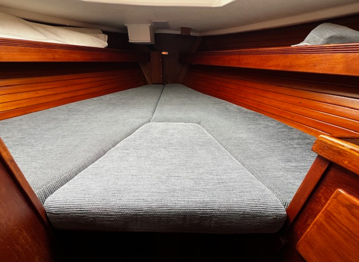 Sabre-Mark-II-forward-berth-22CFD.jpg