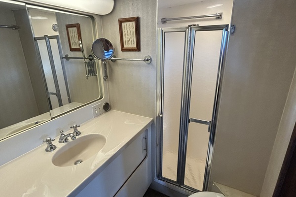 Material-Girl-45_-Hatteras-master-stateroom-head-94E22.jpg